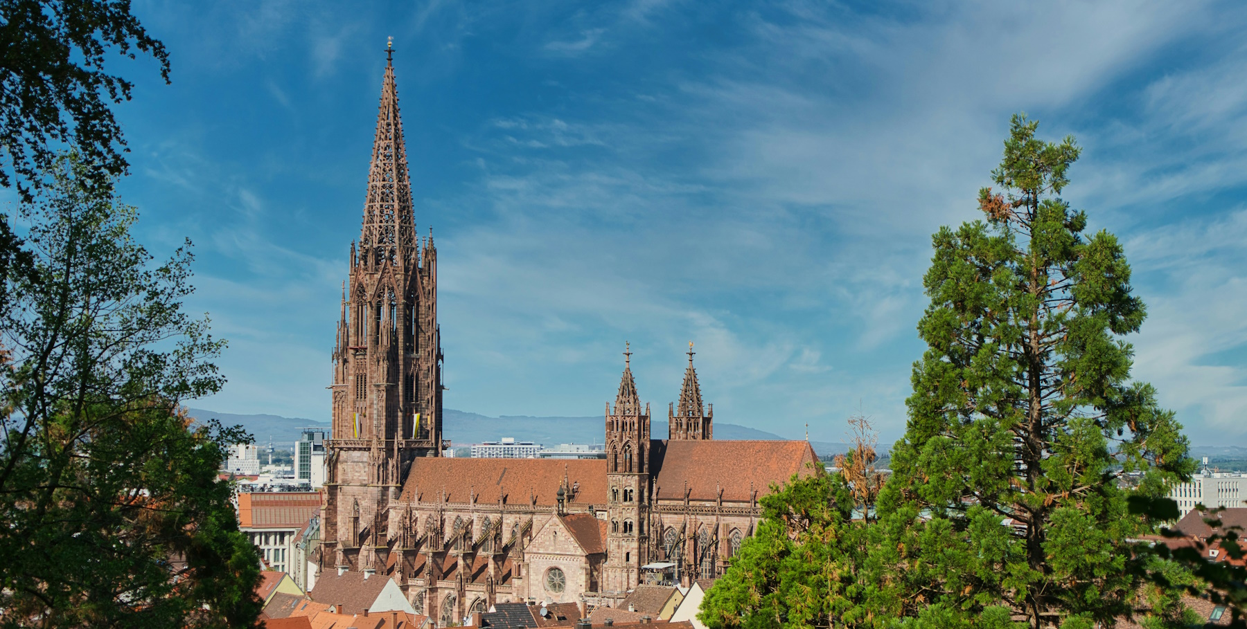 Foto von <a href="https://unsplash.com/de/@usa_reiseblogger_de?utm_source=unsplash&utm_medium=referral&utm_content=creditCopyText">David Hertle</a> auf <a href="https://unsplash.com/de/fotos/blick-auf-eine-stadt-mit-einer-kathedrale-im-hintergrund-4RAyNOpulFk?utm_source=unsplash&utm_medium=referral&utm_content=creditCopyText">Unsplash</a>